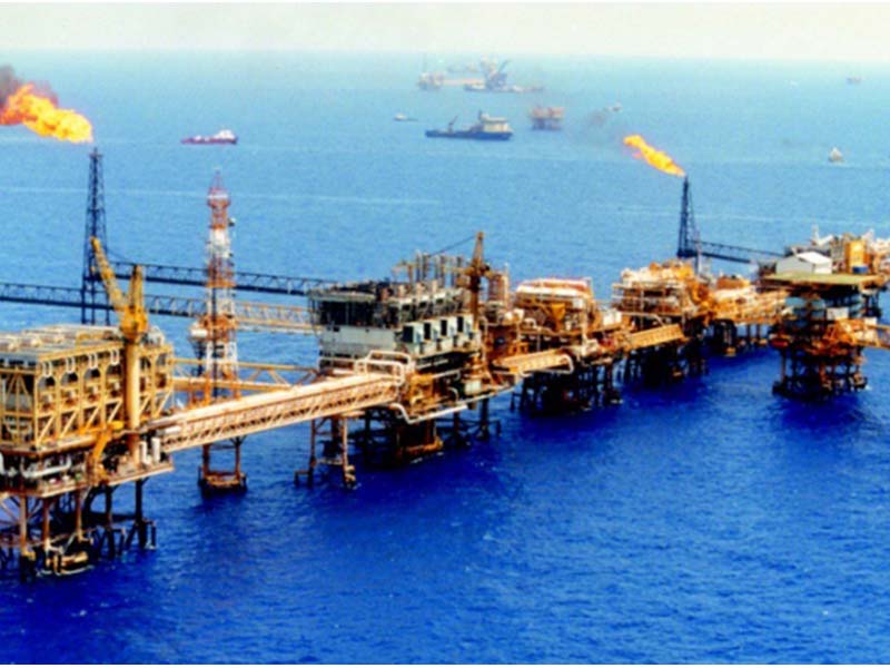 Gobierno busca evitar alza en combustibles por conflicto en Medio Oriente